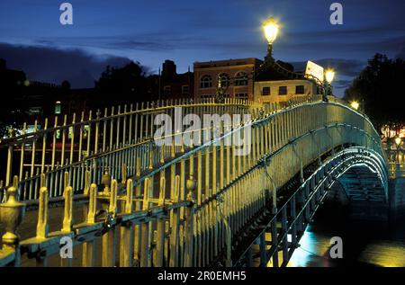 Fußgängerbrücke am Abend, Half Penny Bridge, Ha'Penny Bridge, 1816 erbaut, Liffey River, Dublin, Irland Stockfoto