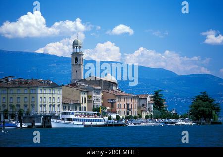 Blick auf die Stadt vom Meer, Salo, Gardasee, Trentino, Italien Stockfoto