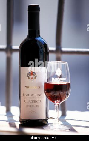 Wein Bardolino, Flasche und Glas, Gardasee, Trentino Italien Stockfoto
