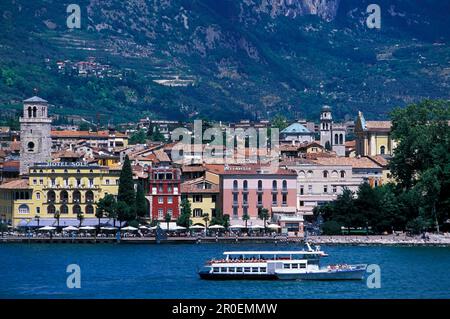 Blick auf Trentino vom See, Ausflugsboot, Gardasee, Trentino, Italien Stockfoto