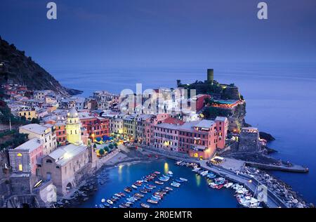 Vernazza am Abend, Blick von oben, Cinque Terre, Ligurien, Italia Stockfoto