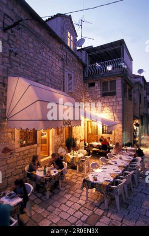 Street Café am Abend, Hvar, Insel Hvar, Dalmatien, Kroatien Stockfoto