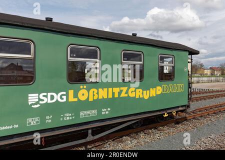 Wagen mit Schriftzug Loessnitzgrundbahn, Schmalspurbahn Loessnitzdackel, Bahnhof Radebeul-Ost, Radebeul, Sachsen, Deutschland Stockfoto