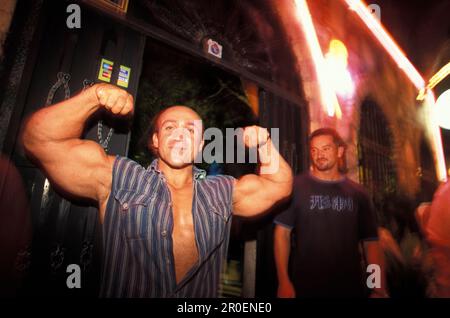 Mann zeigt seine Muskeln, Disqotheque in Marmaris, Marmaris, Türkei Stockfoto