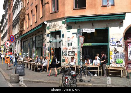 Street Cafe, Bateau Ivre, Oranienstraße, Kreuzberg, Berlin, Deutschland Stockfoto