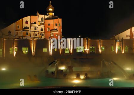 Menschen in heißen Quellen, Hundertwasser Hotel Rogner, Bad Blumau, Steiermark, Österreich Stockfoto