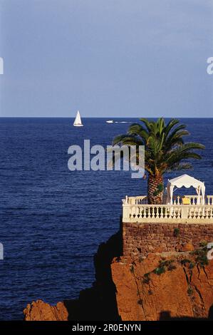 Terrasse mit Meerblick, Comiche de l'Esterel, Cote d'Azur, Provence, Frankreich, Europa Stockfoto