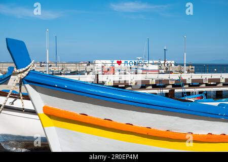 Sizilien, Mondello. Traditionelle Fischerboote, die an einem sonnigen Sommertag mit blauem Meer und Himmel im kleinen Hafen vor Anker liegen. Palermo. Süditalien Stockfoto
