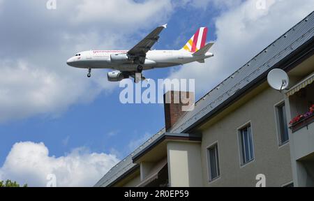 Fluglärm, Kurt-Schumacher-Damm, Tegel, Berlin, Deutschland Stockfoto