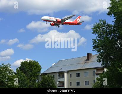 Fluglärm, Kurt-Schumacher-Damm, Tegel, Berlin, Deutschland Stockfoto