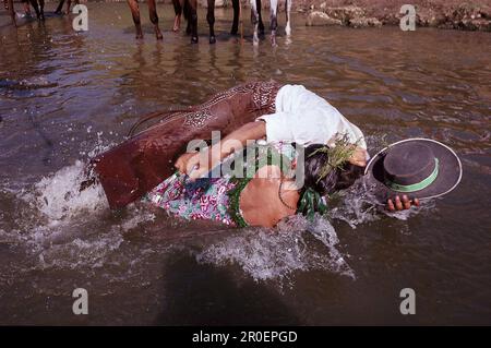 Eine Pilgertaufe im Fluss Rio Quema, Andalusien, Spanien Stockfoto