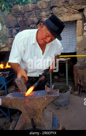 Schmied im amboss, Hammereisen, Kanarische Tradition, San Nicolas de Tolentino, Gran Canaria, Kanarische Inseln, Spanien Stockfoto