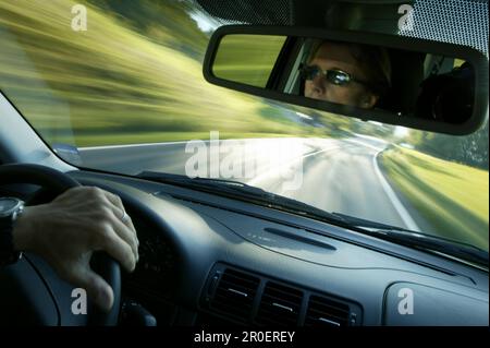 Alpenstraße durch die Frontscheibe, Transport, Bayern, Deutschland Stockfoto