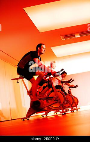 Spinning, Männer und Frauen im Fitnessstudio auf Heimtrainern, Spinning, leos Sports Club München Stockfoto