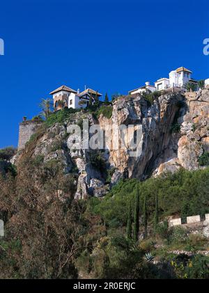 Häuser auf einem Felsen unter blauem Himmel, Marina del Este, Costa del Sol, Provinz Granada, Andalusien, Spanien, Europa Stockfoto