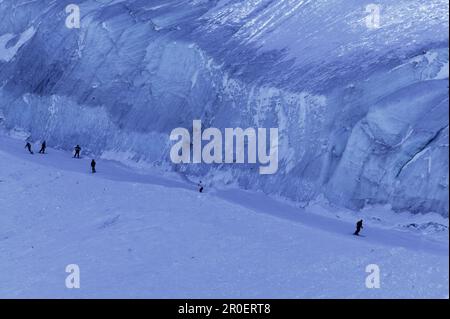 Skifahrer auf Rettenbachferner, Solden, Oetz-Tal, Österreich Stockfoto