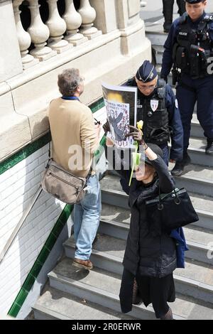 Nadezhda Kutepova l'activiste Russe réfugiée en France est exfiltrée de la Place de la république par la Police lors de la commémoration du 8 Mai Stockfoto