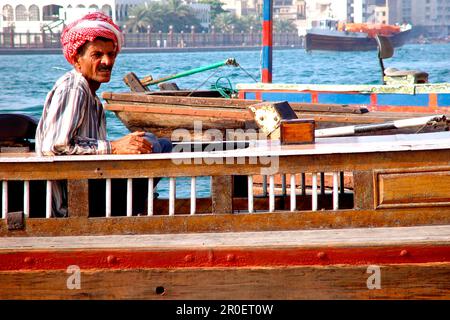 Araber in einem traditionellen Boot, Abra, Dubai Creek, Dubai, Vereinigte Arabische Emirate, Vereinigte Arabische Emirate, Naher Osten, Asien Stockfoto