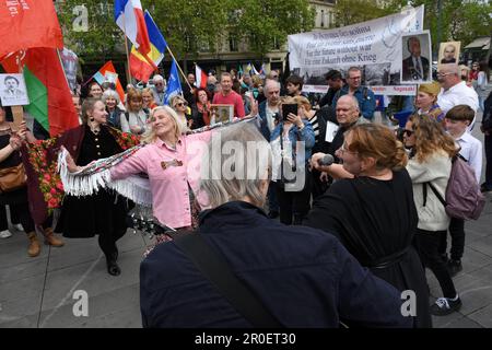 La commémoration de la victoire russe sur la Place de la république à Paris perturbée par des activistes pro-ukrainien Stockfoto
