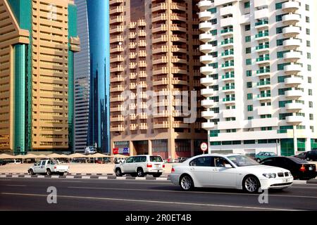 Autos auf einer Straße vor Hochhäusern, Dubai, VAE, Vereinigte Arabische Emirate, Naher Osten, Asien Stockfoto