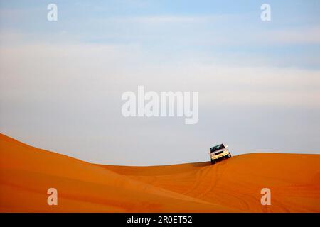 Jeep auf einer Düne in der Wüste, Dubai, VAE, Vereinigte Arabische Emirate, Naher Osten, Asien Stockfoto