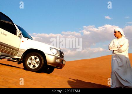 Jeep auf einer Düne in der Wüste, Dubai, VAE, Vereinigte Arabische Emirate, Naher Osten, Asien Stockfoto