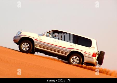 Jeep auf einer Düne in der Wüste, Dubai, VAE, Vereinigte Arabische Emirate, Naher Osten, Asien Stockfoto