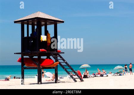 Menschen und Rettungsschwimmer am Strand, Jumeirah Beach Park, Dubai, VAE, Vereinigte Arabische Emirate, Naher Osten, Asien Stockfoto