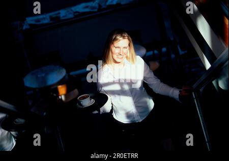 Bedienung in einem Restaurant, Reykjavik Island Stockfoto