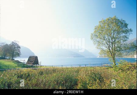 Lago di Ledro im Morgenlicht, westlich des Gardasees, Trento, Italien, Europa Stockfoto