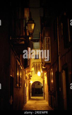 Beleuchtete Gasse bei Nacht, Palma de Mallorca, Mallorca, Spanien, Europa Stockfoto