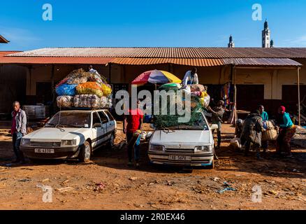 Beladene Landtaxis auf dem Markt in Dalaba, Futa Djallon, Guinea Conakry Stockfoto