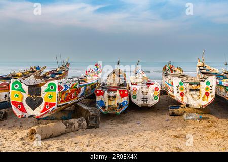 Bunte Fischerboote, Cap Skirring, Casamance, Senegal Stockfoto