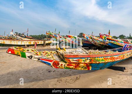 Bunte Fischerboote, Cap Skirring, Casamance, Senegal Stockfoto
