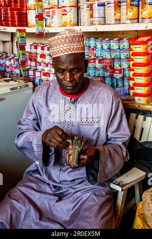 Örtlicher Geldwechsler auf dem Markt in Dalaba, Futa Djallon, Guinea Conakry Stockfoto