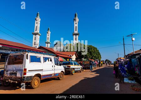 Moschee auf dem Markt von Dalaba, Futa Djallon, Guinea Conakry Stockfoto