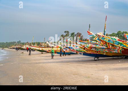 Bunte Fischerboote, Cap Skirring, Casamance, Senegal Stockfoto