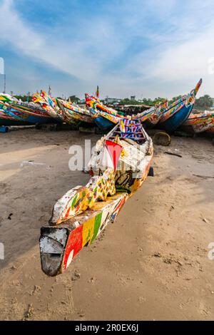 Bunte Fischerboote, Cap Skirring, Casamance, Senegal Stockfoto
