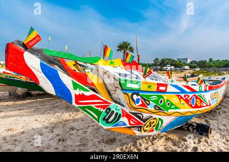 Bunte Fischerboote, Cap Skirring, Casamance, Senegal Stockfoto