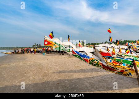 Bunte Fischerboote, Cap Skirring, Casamance, Senegal Stockfoto