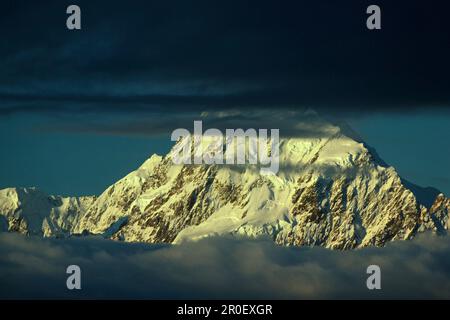 Aoraki Mountain oder Mount Cook Between Clouds, Mount Cook National Park, Südalpen, Südinsel, Neuseeland, Neuseeland, Ozeanien Stockfoto