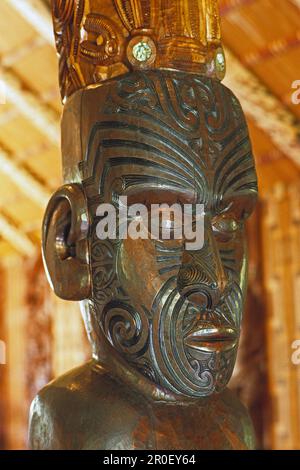 Geschnitzte Figur im offiziellen Versammlungshaus der Maori, Whare Runanga, Waitangi, Nordinsel, Neuseeland, Ozeanien Stockfoto