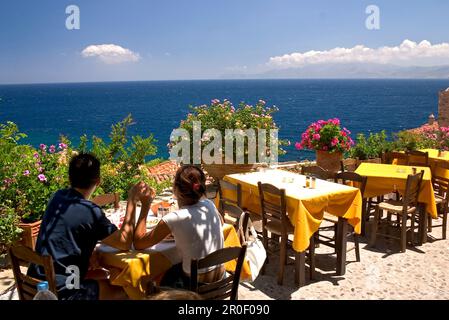 Ein Paar in einem Restaurant in Monemvasia, Lakonia, Peloponnes, Griechenland Stockfoto