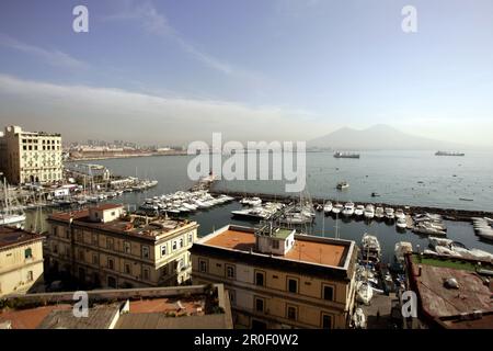 Hafen von Neapel und Vesuv, Neapel, Panorama mit Hafen und Vesuv Stockfoto