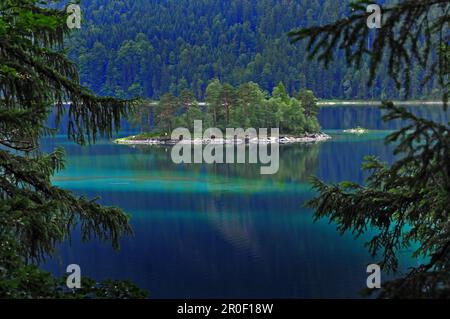 Insel Eibsee unterhalb der Zugspitze in Garmisch-Partenkichen, Bayern Stockfoto