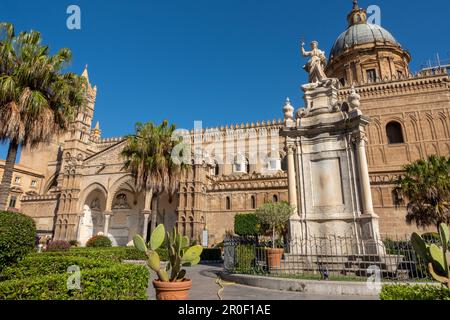 Kathedrale von Palermo, Statue Santa Rosalia und Gärten, UNESCO-Weltkulturerbe. Sizilien, Italien Stockfoto