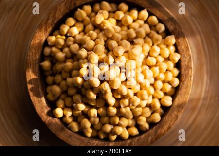 Kichererbse in einem Holzteller. Lebensmittelfotografie Stockfoto