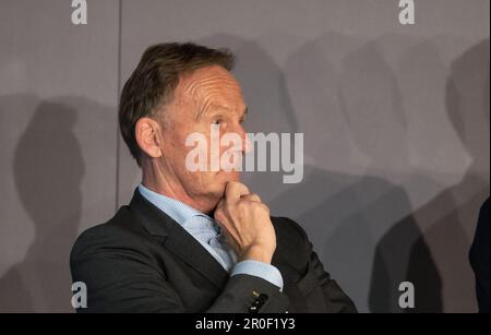 Dortmund, Deutschland. 08. Mai 2023. Fußball: Bundesliga, DFL, Podiumsdiskussion über den möglichen Eintritt eines Investors in die DFL Deutsche Fußball Liga GmbH. Hans-Joachim Watzke, CEO von Borussia Dortmund, hört den Diskussionsteilnehmern zu. Kredit: Bernd Thissen/dpa/Alamy Live News Stockfoto