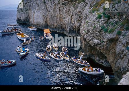 Blick auf Menschen auf Booten außerhalb der blauen Grotte, Capri, Italien, Europa Stockfoto
