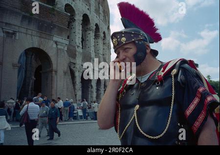 Legionär mit Mobiltelefon vor dem Kolosseum, Rom, Latium, Italien, Europa Stockfoto